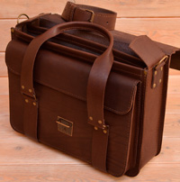 мужская сумка из толстой коричневой кожи