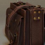 Вместительный   коричневый портфель