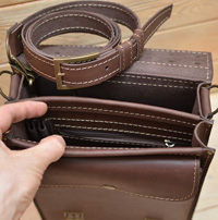 Вертикальный коричневый портфель