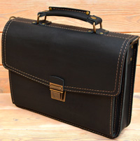 Лаконичный черный кожаный портфель