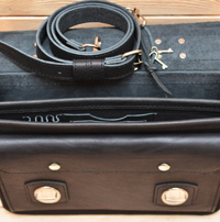 Лаконичный черный кожаный портфель