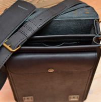 Вертикальный портфель из матовой черной кожи