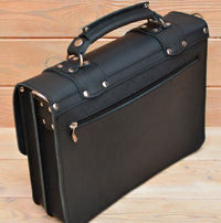 черный кожаный портфель с серебристой фурнитурой