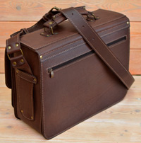 Крупный вместительный коричневый портфель