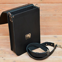 Компактный вертикальный черный портфель
