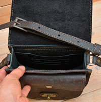 Компактная женская сумочка из состаренной кожи