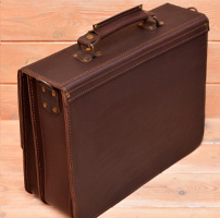 Крупный лаконичный коричневый портфель